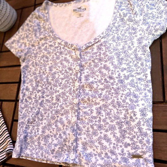 ✨EUC✨2 Hollister Tops - Womens XS - Picture 2 of 5